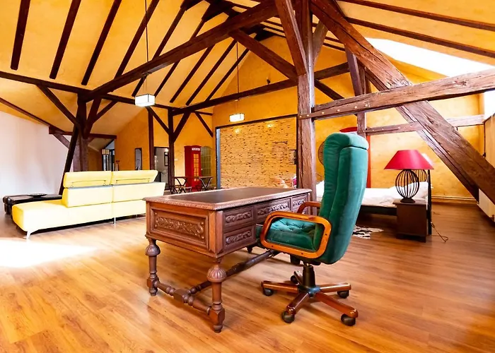 Appartement The Attic - Large Open-space In The Old Town Of Brasov, Minutes Away From The Black Church *